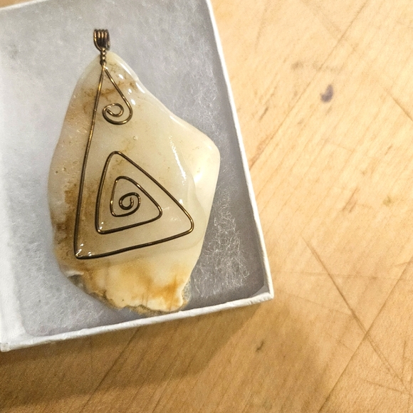 Handmade stone pendant with a dried rose on it. - Picture 5 of 6